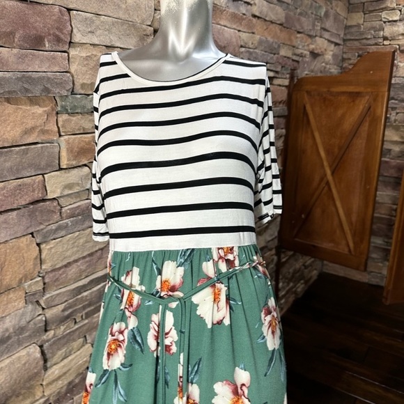 Maxi Dress- Short Sleeve Tie Waist - Picture 3 of 8